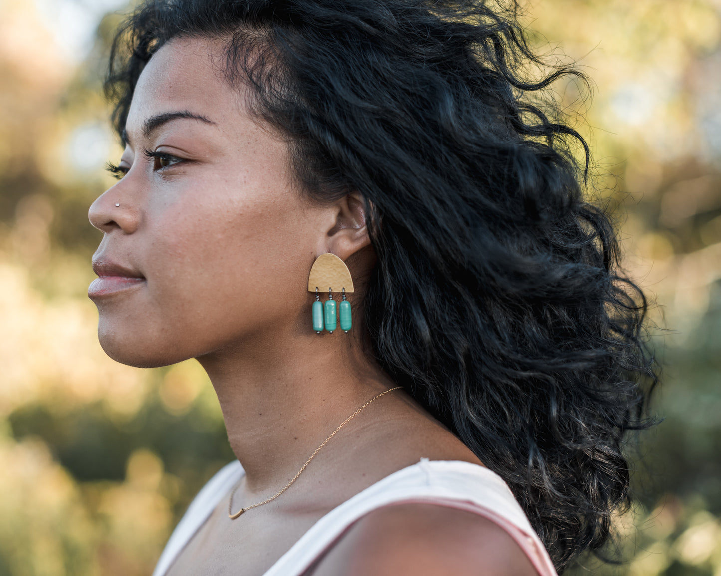 Kate studs in hammered brass with vintage green glass beads